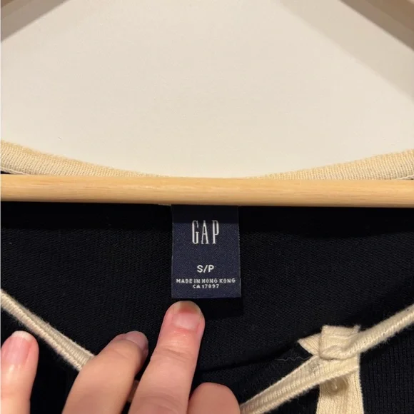 NWOTGAP Black Sweater with Cream Accents - Picture 5 of 10